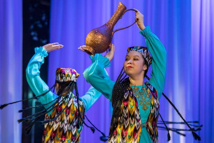 The “Kaleidoscope” group impresses with the breadth of its program: the Uzbek dance “By the Stream”