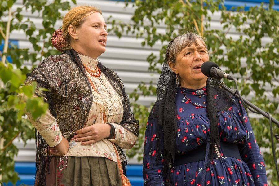 Largely improvising on stage were Omsk residents from the Russian folk club “Sing-and-Dance”