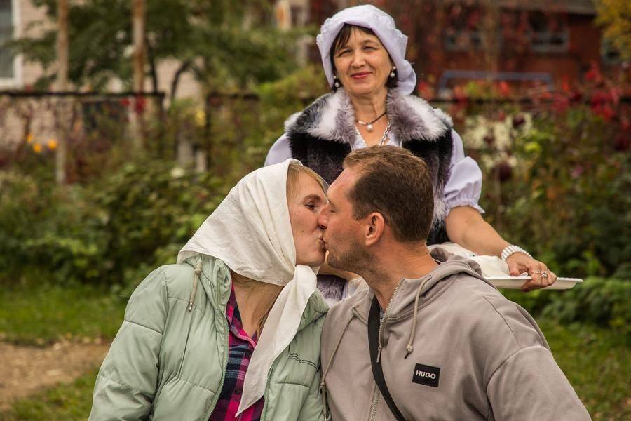 A tourist jokingly calls for a kiss, and the couple happily obliges