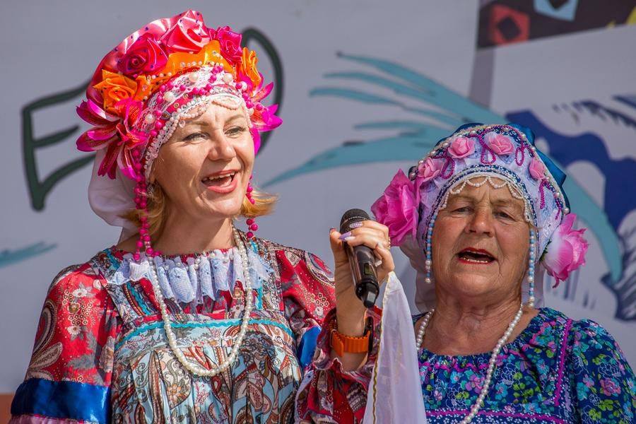 What an upbeat start! The “Sorochinskaya Fair” ensemble presents a song from the Tarsky District