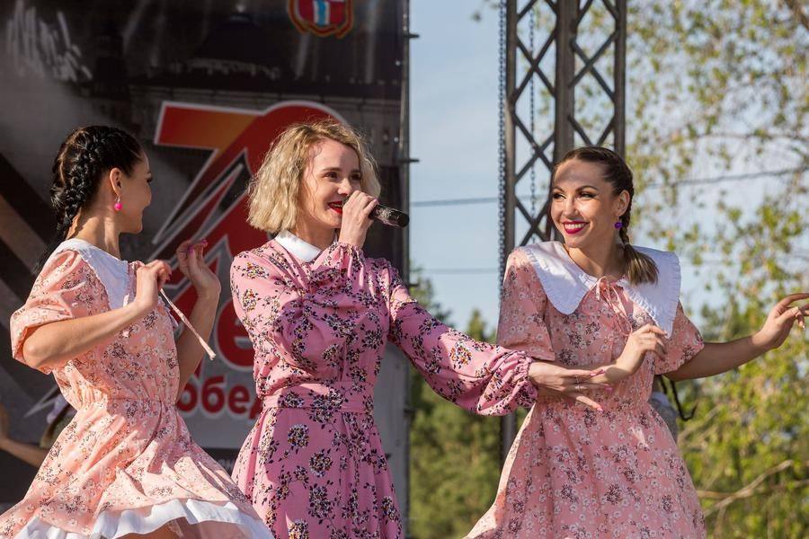 To the song “The Girls”, the “World of Dance” troupe takes the stage