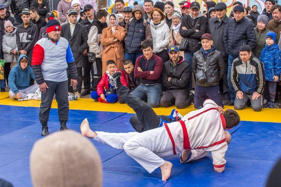 …but the main goal of the fight is to technically put the opponent on both shoulders