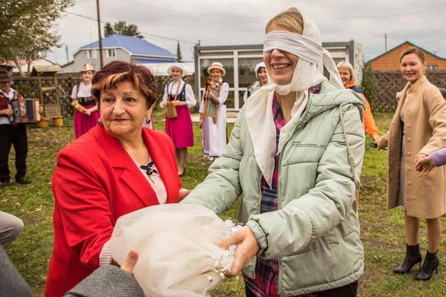 According to tradition, the person who receives the veil from the bride will soon have their own wedding