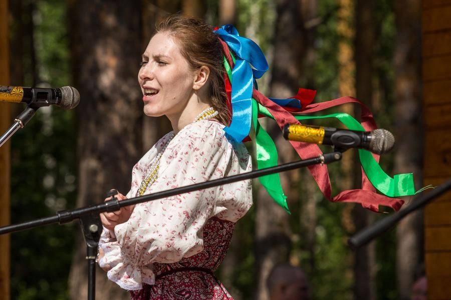 The wind adds charm to the folk image of Svetlana Bykova from the “Joy” Cultural Center