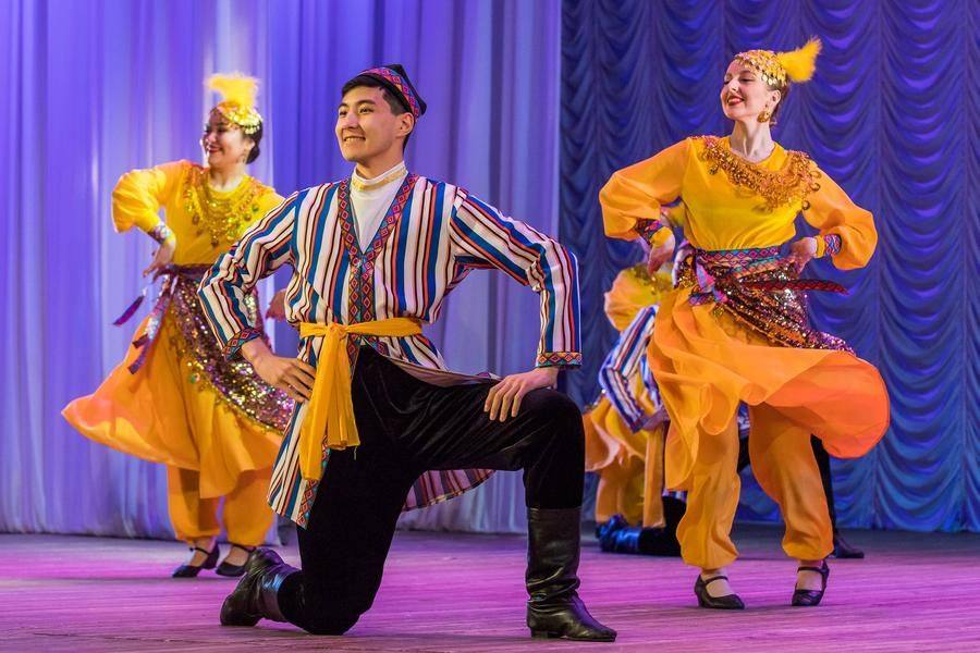 The “Azhar” ensemble returns to the stage with a Tajik dance