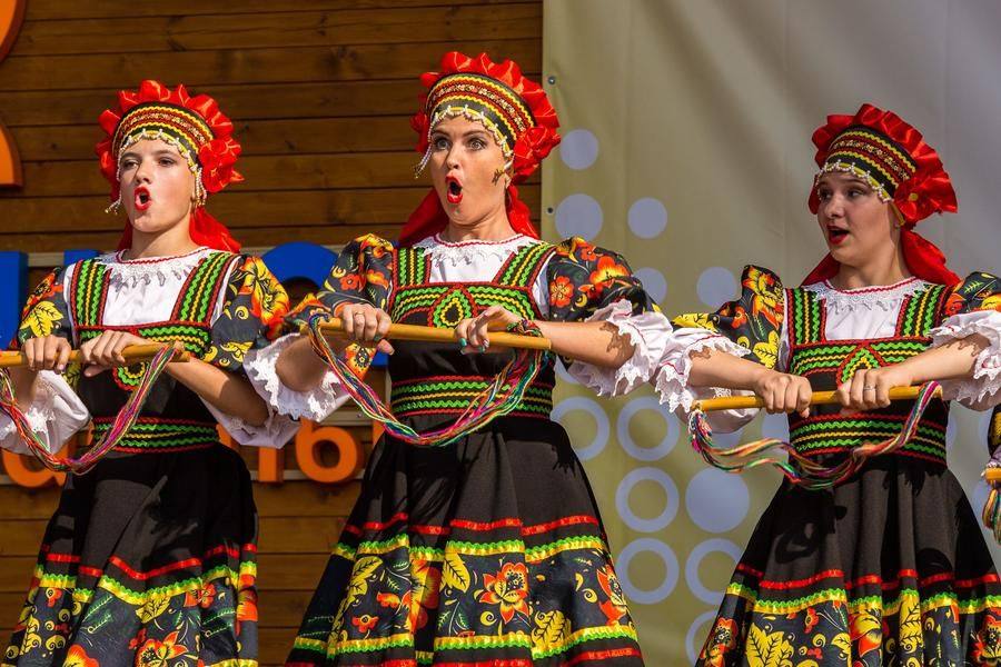 Is it really possible to combine dancing and handicraft at the same time?