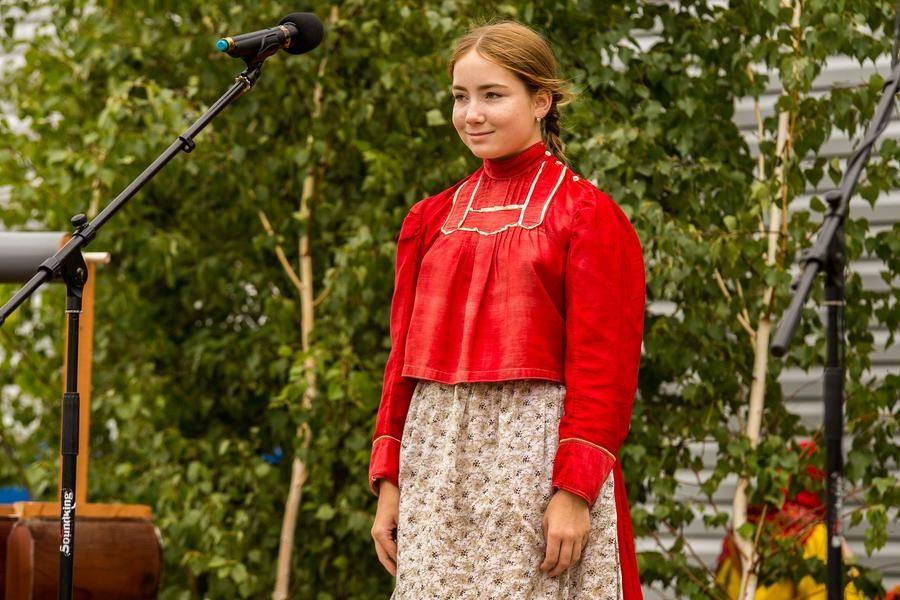 The program concludes with a folk costume fashion show: before us is a Krestiki “pair”