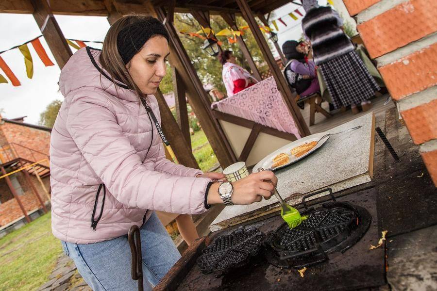 Finally, the group is invited to a summer house where they bake aromatic waffles
