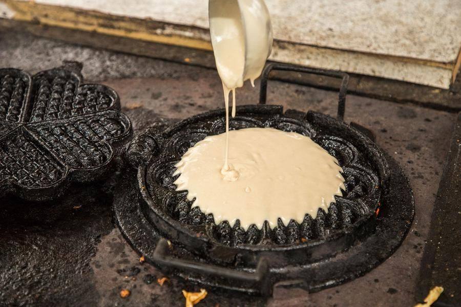 The old cast‑iron waffle iron has a special mission today: to impress the bloggers