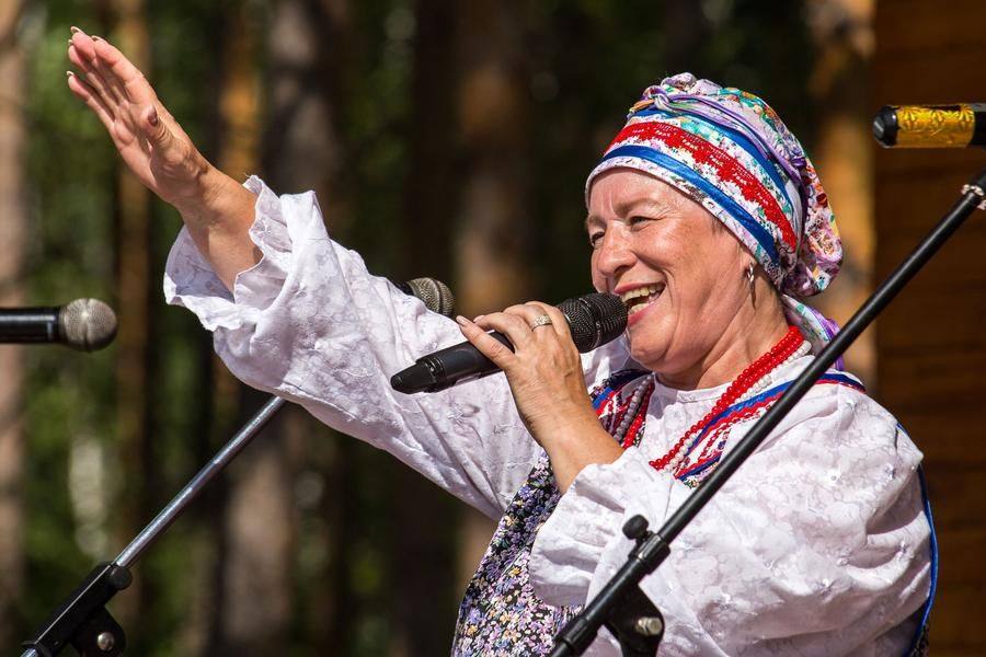 Songs from the Voronezh Region are vividly performed by Lyudmila Drobot (Sherbakulsky District)