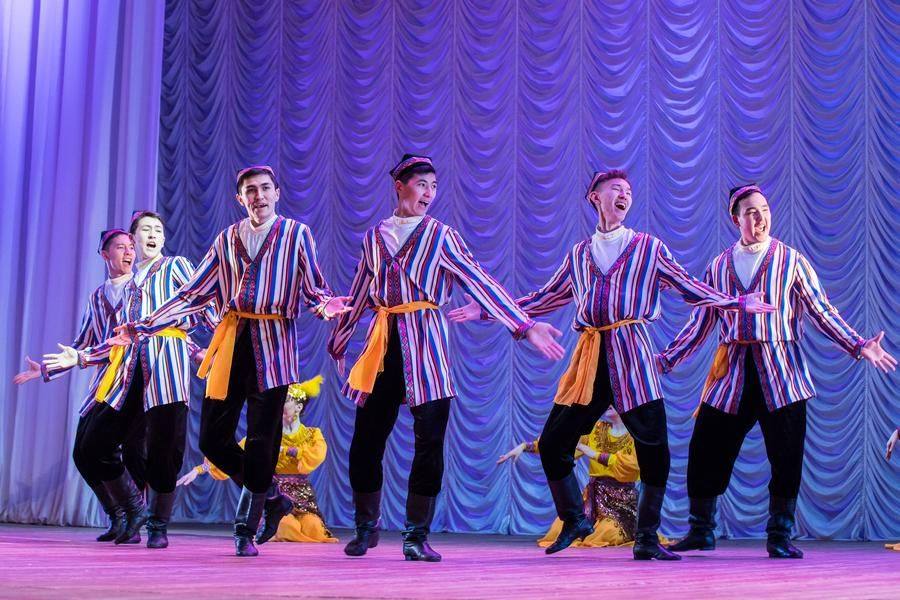 The male performers embody courage and bravery, balancing the graceful lines of the women’s choreography