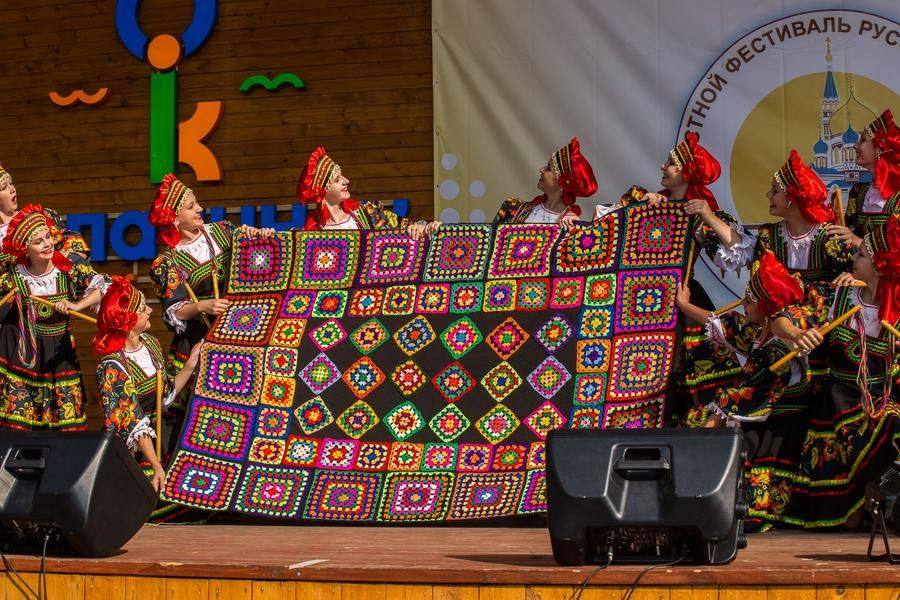 And as proof, they present an entire rug at the finale of the dance number!