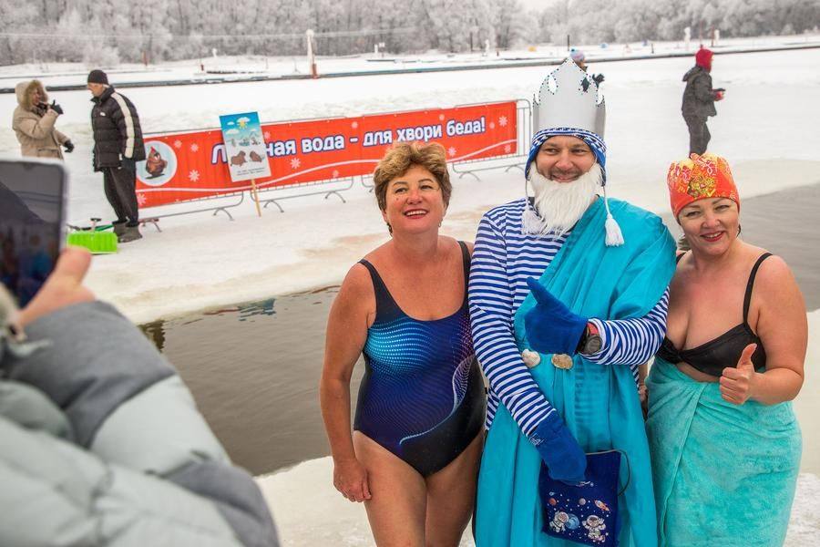 The villagers try to come to the city on weekends to take a dip in the Irtysh river