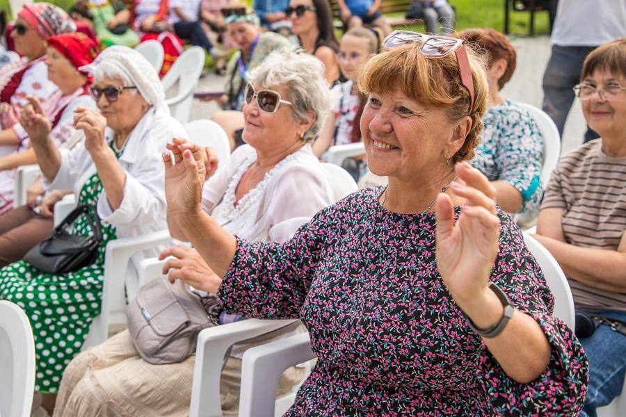 The audience responds eagerly to artists who win hearts from the very first notes