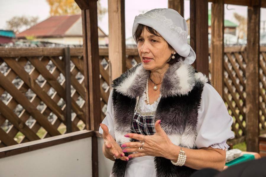 Over the feast, Galina Yurenko shares stories about German culinary traditions