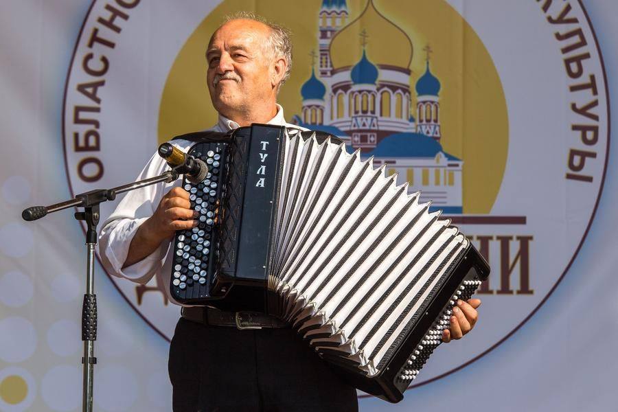 And of course, the bayan is the perfect accompaniment for such a piece