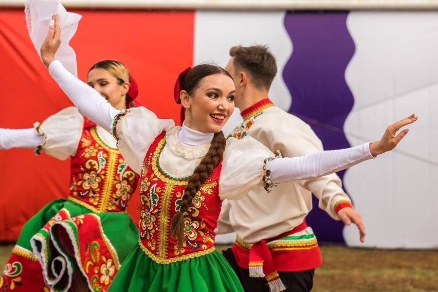 They perform the vocal‑and‑dance piece “From the Courtyard, From the Little Courtyard”