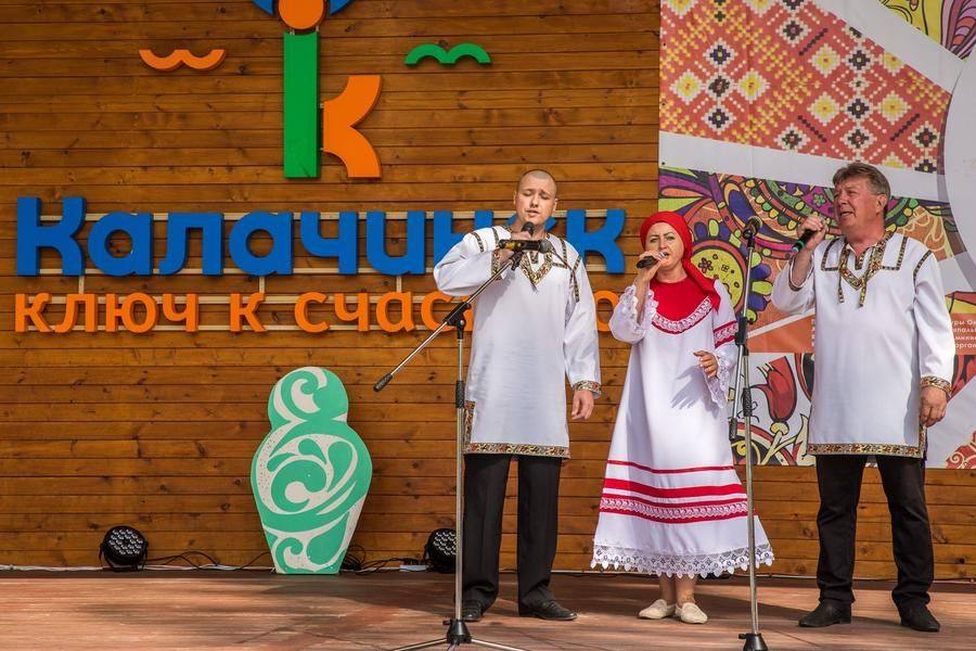As part of the “Wild Tea” ensemble, she also treats the audience to a Cossack song