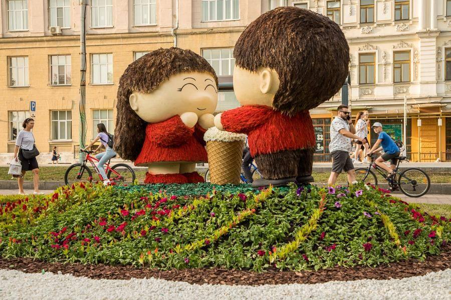 In Voskresensky Public Garden, you can spot the “Time to Love” moment right from the street