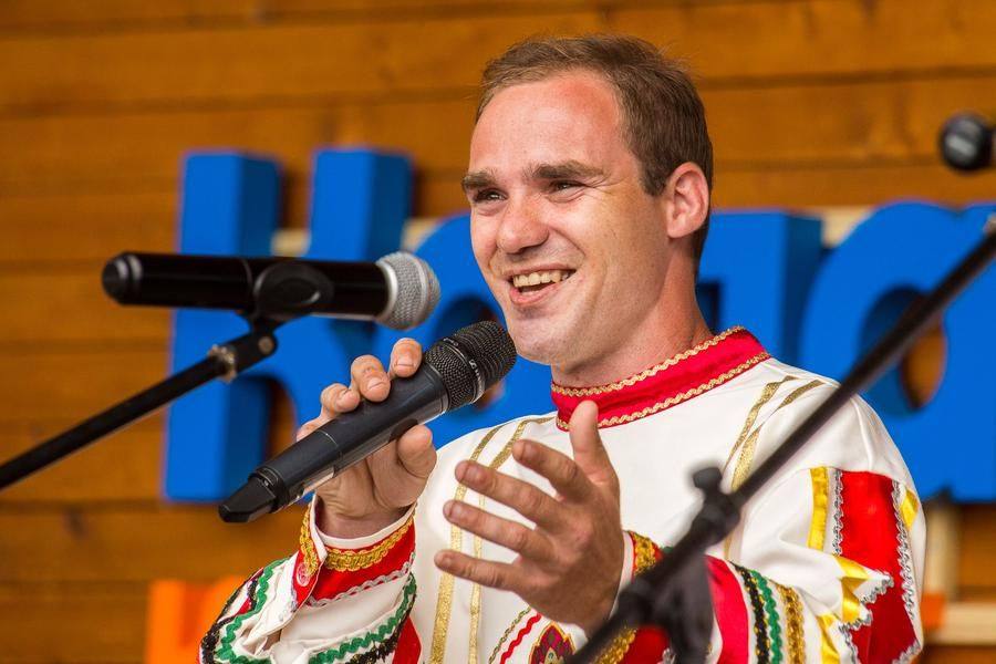 Vocalist and accordionist Andrei Kuchkovsky from the Gorkovsky District is on the stage