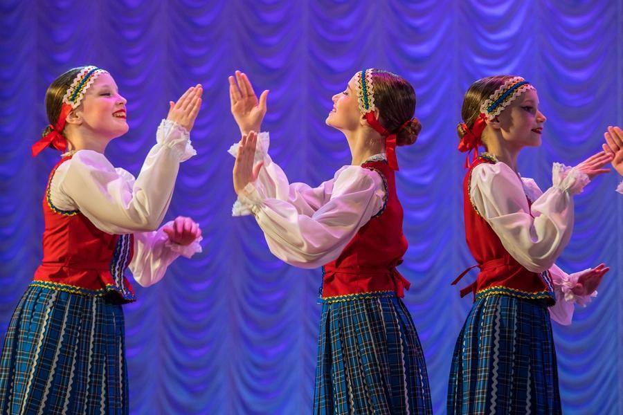 Its simple, lively movements instantly draw the audience in