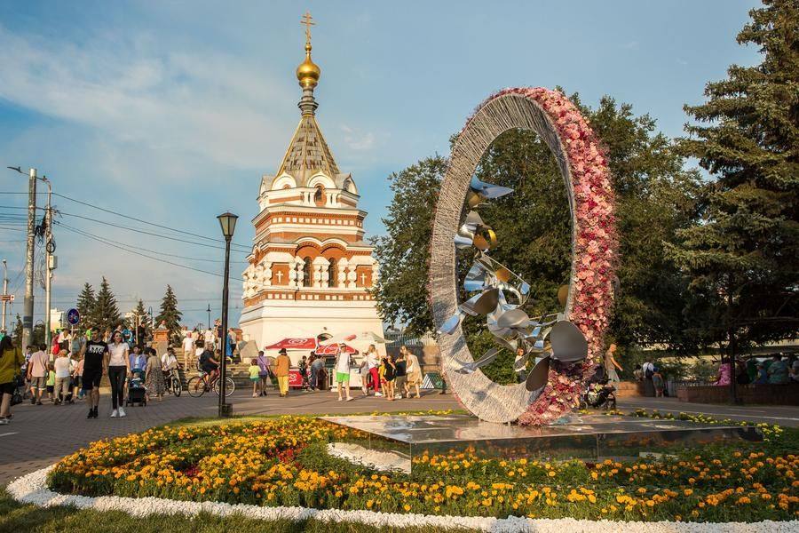 The dominant feature of the square near the chapel is the allegorical art object “Time for Change”