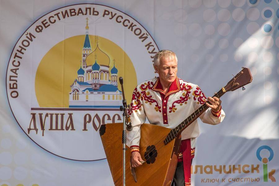 The bass balalaika heralds yet another Russian folk song
