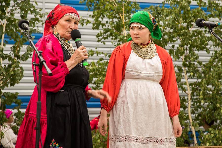 An Udmurt costume can be simple, yet feature ornamentation and a breastplate