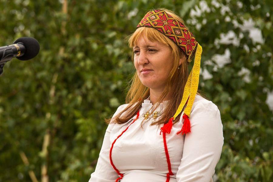 And here, a Mordvin maiden’s narrow headband is of particular interest