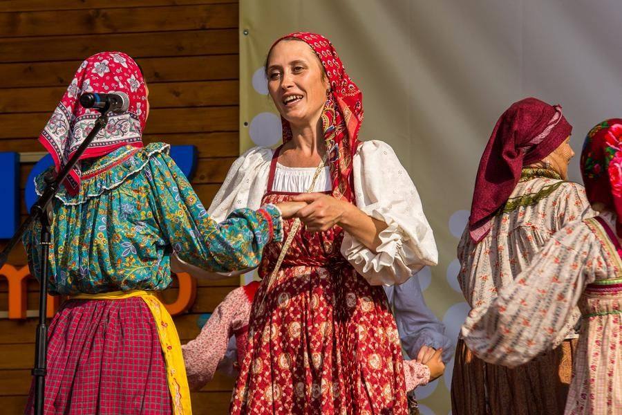Folklore enthusiasts from the Azovsky District dance to the “What’s in the Meadows” medley