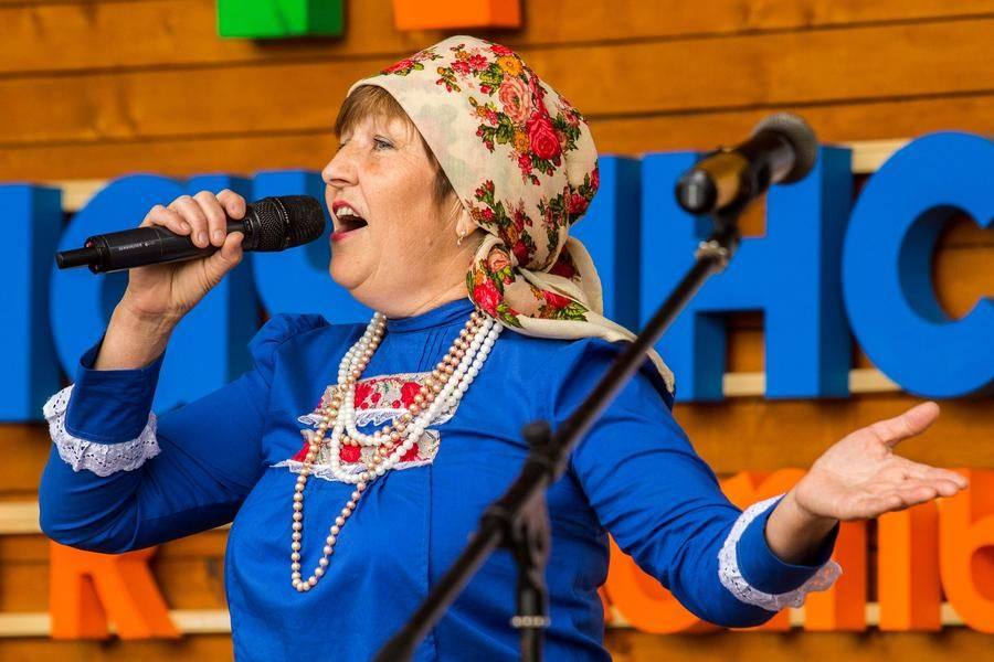 Olga Podkolzina (Lagushinsky RCC) performs a Komi-Zyryan song