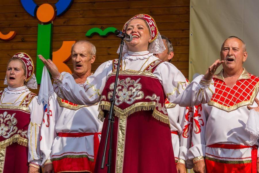 The piece “God Grant Peace and Happiness to Russia” was performed by the choir and orchestra