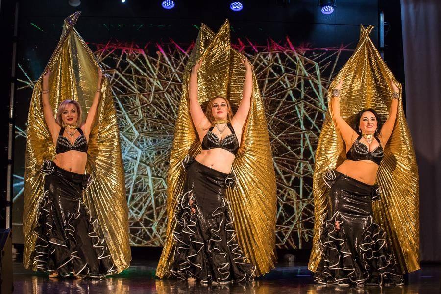 The dancers skillfully alternate moments of calm with lightning-fast changes