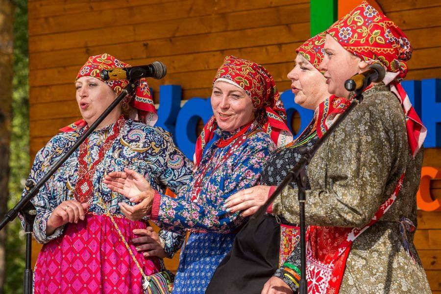 The ensemble from Krestiki, already familiar to us, takes the stage again with a Siberian old-timer folk song