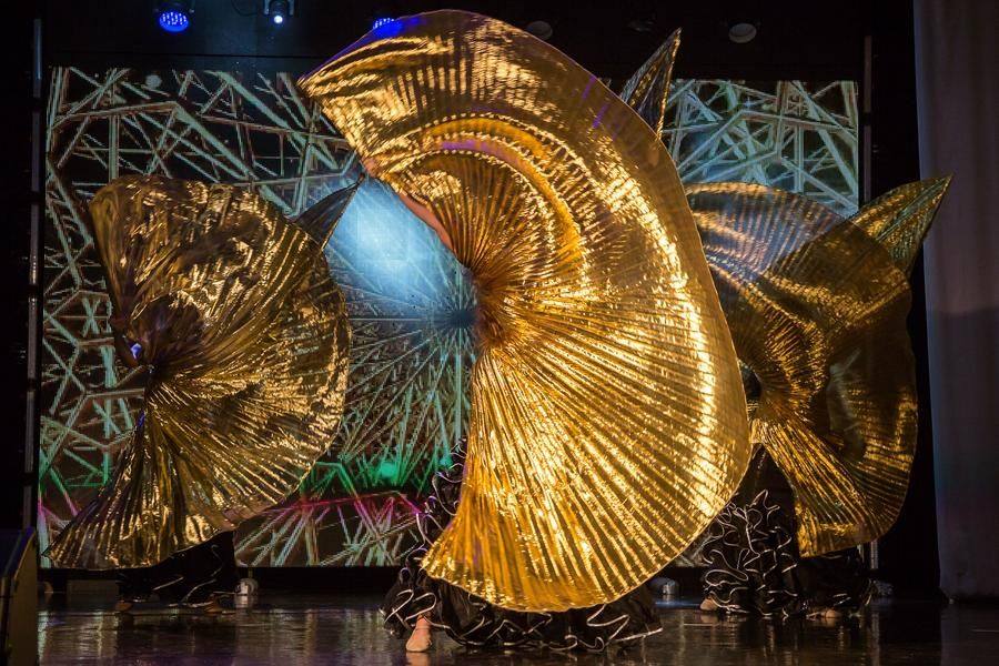 At certain moments, gold fills the entire stage