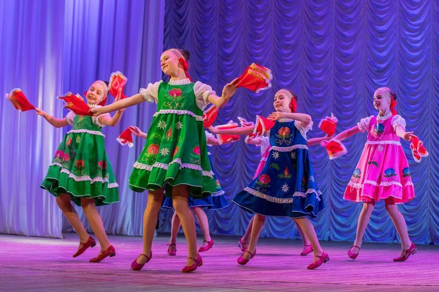 The festival is brought to a close by “Zefir” studio from the Omsk House of Friendship