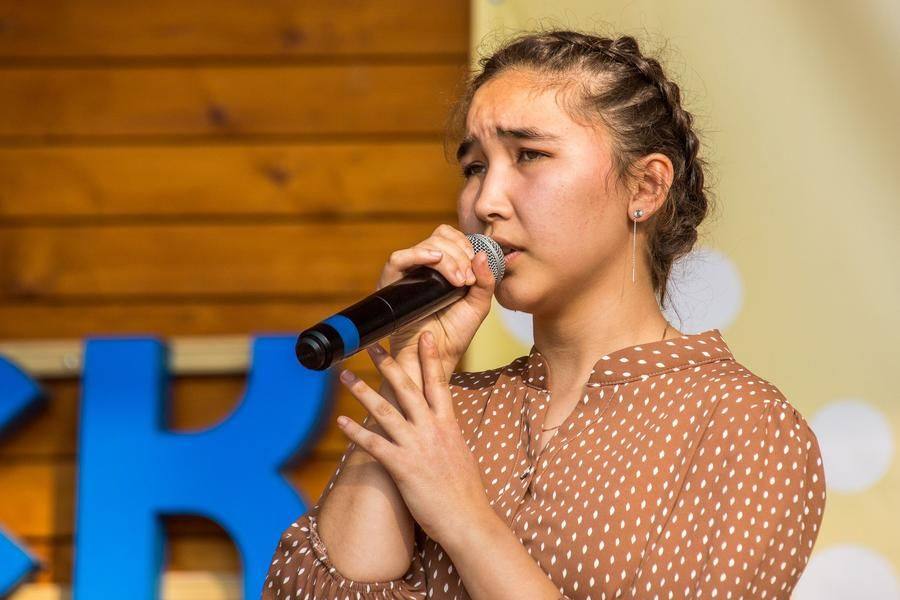 Nuriya Khusainova (Sherbakulsky District) moved everyone to tears with a wartime song