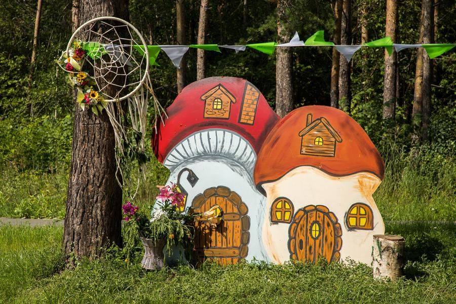 The festive locations in their colorful decorations are emptying out