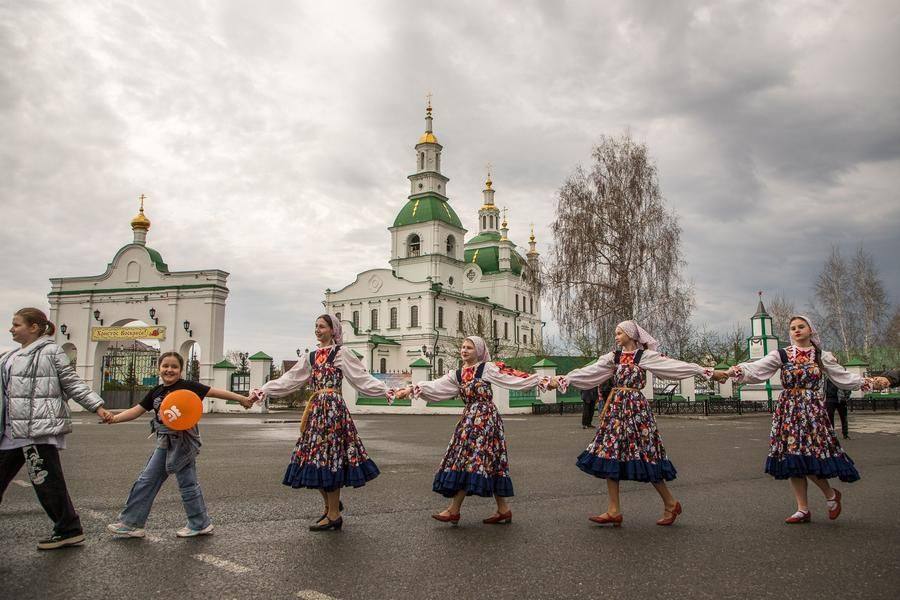 The final round dances are mostly led by young people