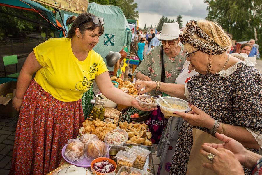 Locals from Pochekuyevo warmly treat the festival guests