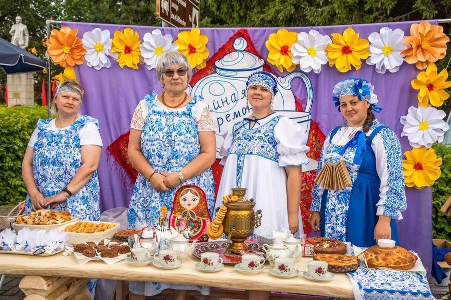 The hostesses invite everyone to the tea table…