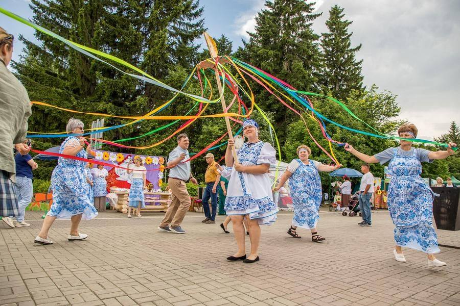 …while the youngsters encourage visitors to join in traditional games