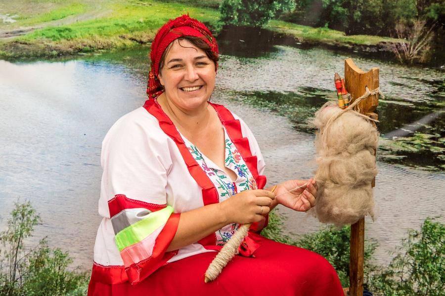 A spinner from Serebryanoye shares the secrets of an old craft
