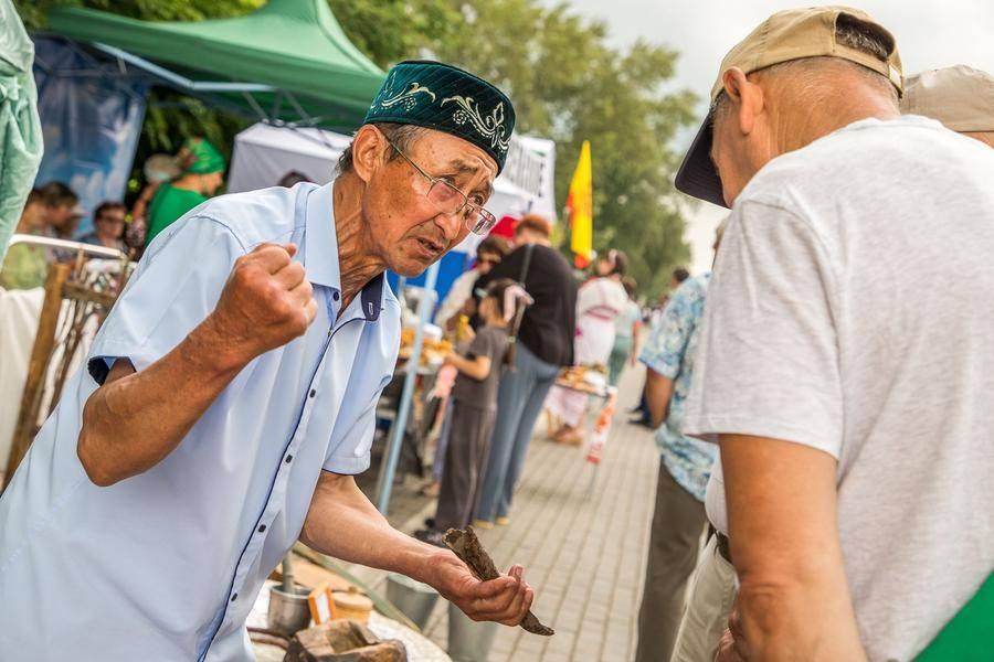 Conversations about the region’s history naturally unfold along the alley