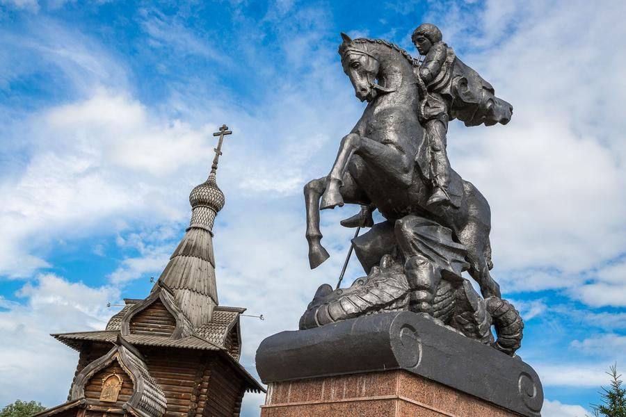 Those who’ve finished tasting are welcomed by the “Ancient Siberia” open‑air museum