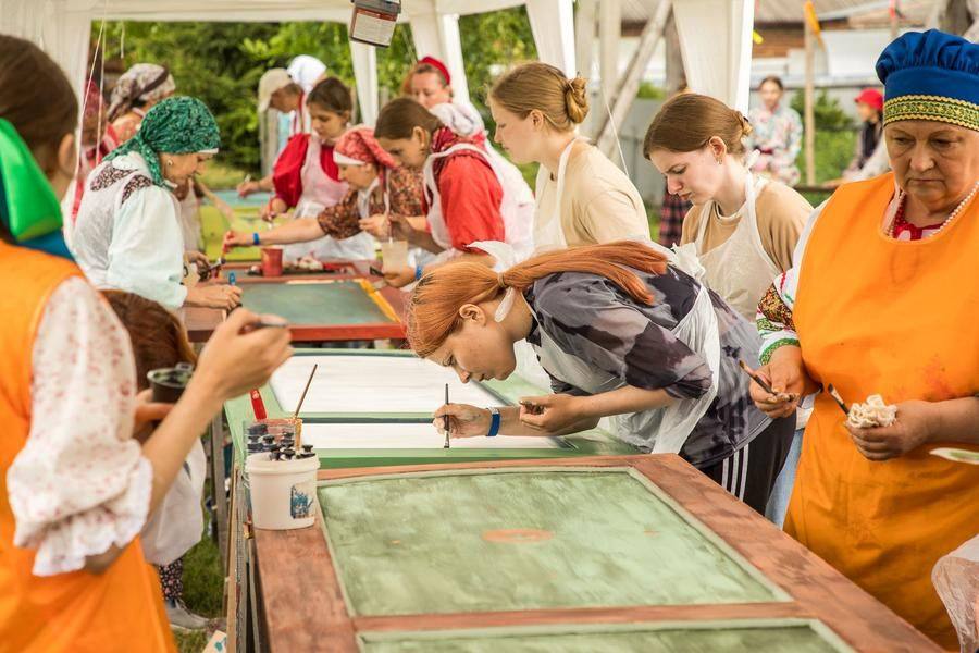 The Ural‑Siberian painting contest “Door to Tradition” has been running for half a day