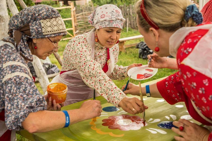 These craftswomen seem to have perfectly divided the roles
