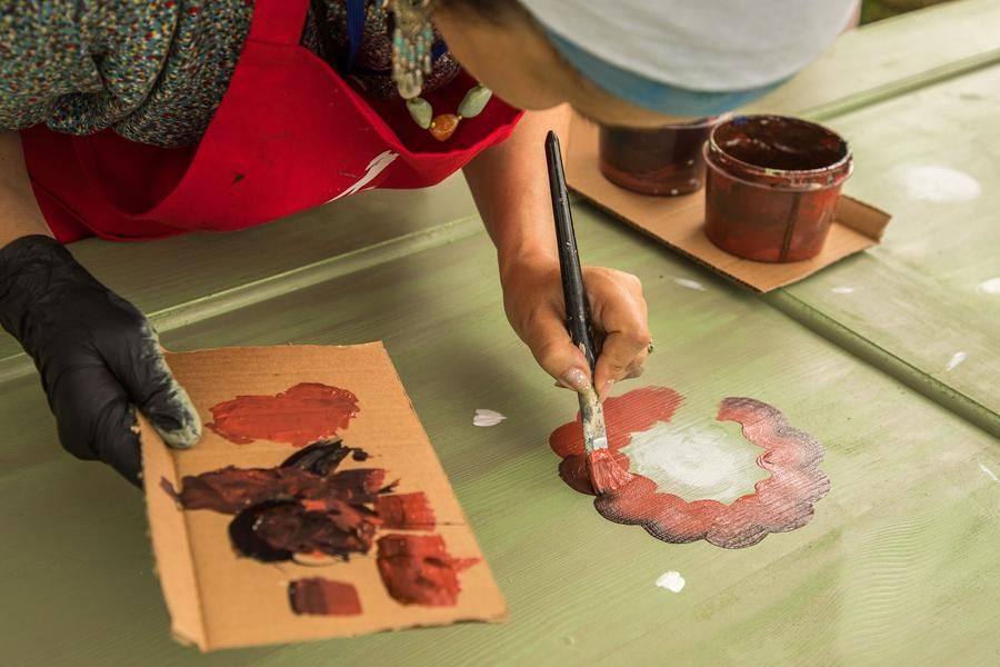 A hallmark of the folk painting style is the use of underpainting and contrasting colors