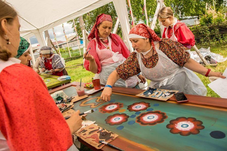 The process goes hand in hand with discussions at every stage of painting