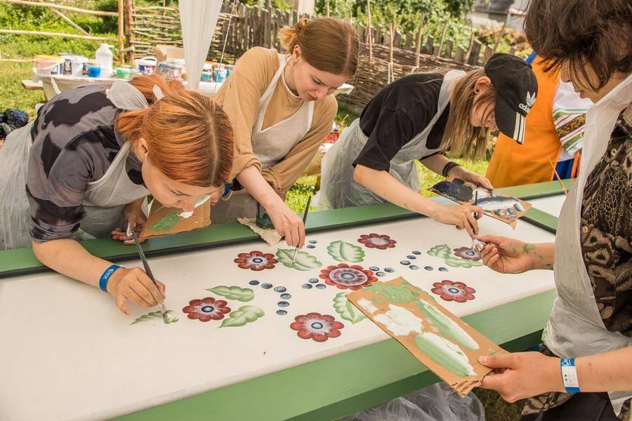 The young artists from Omsk opted to blend traditions with modern trends